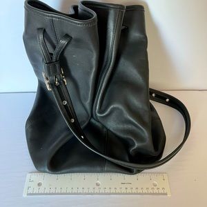 Vintage COACH bucket bag in 🖤 black leather🖤 over shoulder.
